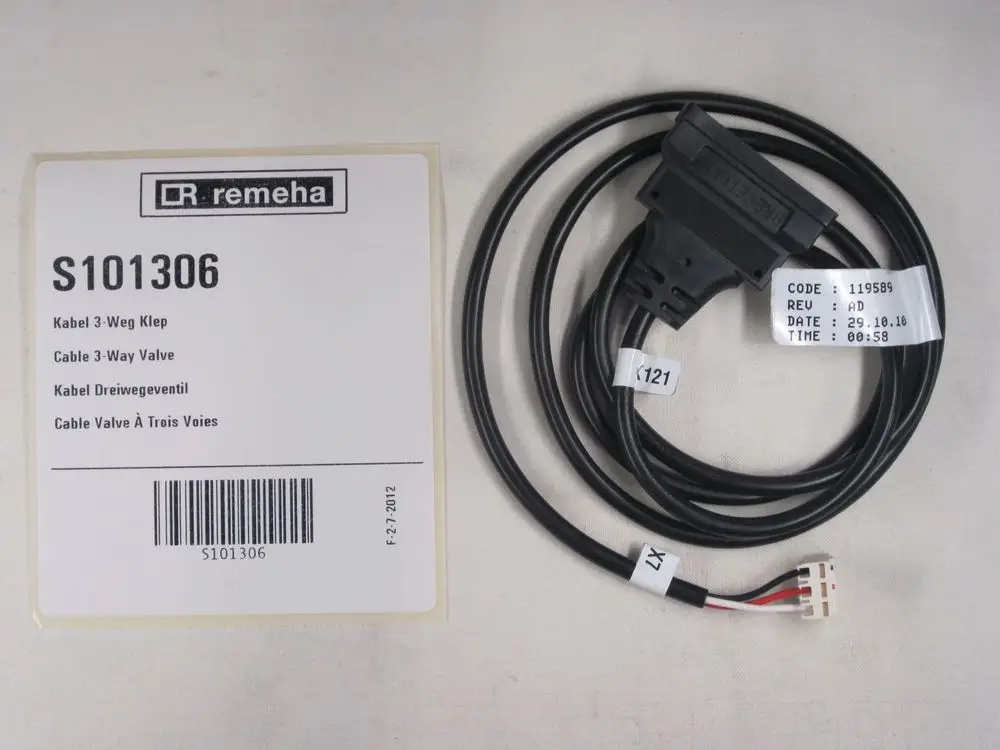 Kabel mit Stecker für ein Remeha Dreiwegeventil, beschriftet mit Artikelnummer und weiteren Identifikationsdaten, auf einem hellen Untergrund.